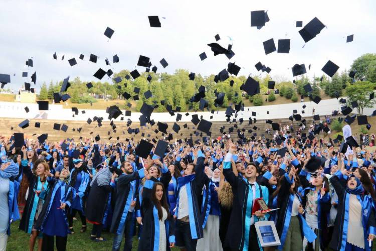 SAÜ Türk Dili ve Edebiyatı Bölümü 18. Dönem Mezunlarını Verdi